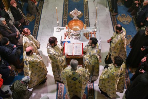 Sfințirea apei în ajunul Bobotezei la Catedrala Patriarhală Poza 240225