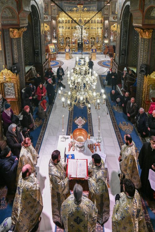 Sfințirea apei în ajunul Bobotezei la Catedrala Patriarhală Poza 240229
