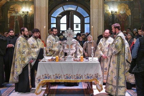 Sfințirea apei în ajunul Bobotezei la Catedrala Patriarhală Poza 240231