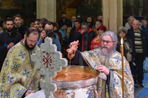 Sfințirea apei în ajunul Bobotezei la Catedrala Patriarhală Poza 240236