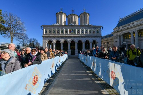 „Arătarea Sfintei Treimi față de neamul omenesc” Poza 240381