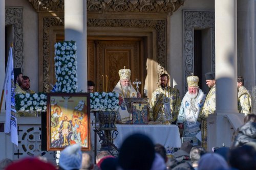 „Arătarea Sfintei Treimi față de neamul omenesc” Poza 240394