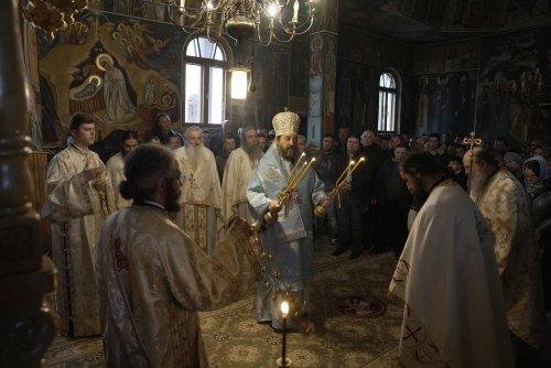 Slujire a Preasfințitului Părinte Nichifor Botoșăneanul la Mănăstirea Horaița Poza 240837
