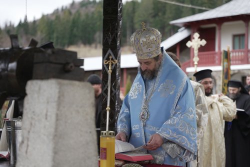 Slujire a Preasfințitului Părinte Nichifor Botoșăneanul la Mănăstirea Horaița Poza 240838
