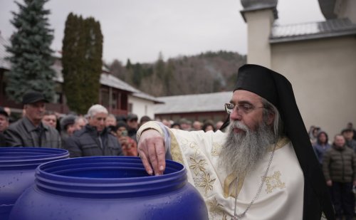 Slujire a Preasfințitului Părinte Nichifor Botoșăneanul la Mănăstirea Horaița Poza 240840