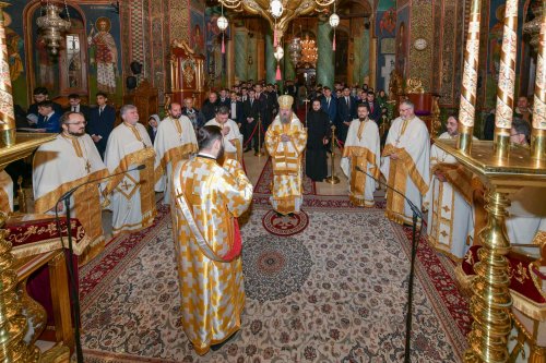 Sfântul Ierarh Grigorie Teologul, cinstit în București Poza 242535