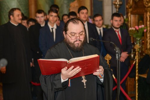 Sfântul Ierarh Grigorie Teologul, cinstit în București Poza 242545
