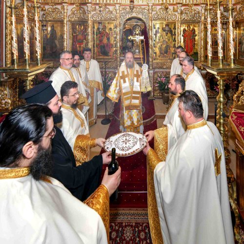 Sfântul Ierarh Grigorie Teologul, cinstit în București Poza 242549
