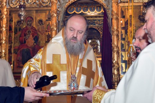 Sfântul Ierarh Grigorie Teologul, cinstit în București Poza 242550