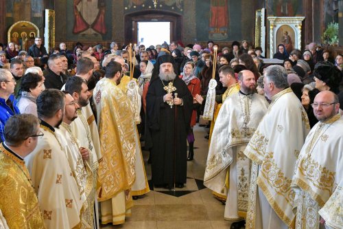 Înnoirea iconostasului Bisericii „Sfântul Vasile” din Ploiești Poza 243175