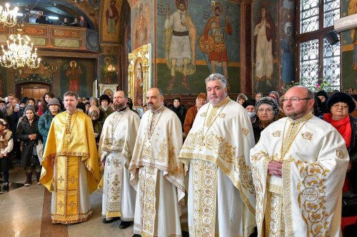 Înnoirea iconostasului Bisericii „Sfântul Vasile” din Ploiești Poza 243178