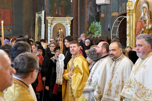 Înnoirea iconostasului Bisericii „Sfântul Vasile” din Ploiești Poza 243179