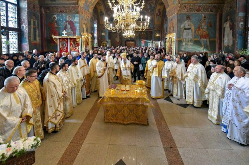 Înnoirea iconostasului Bisericii „Sfântul Vasile” din Ploiești Poza 243180