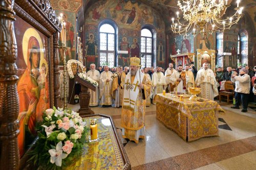 Înnoirea iconostasului Bisericii „Sfântul Vasile” din Ploiești Poza 243181