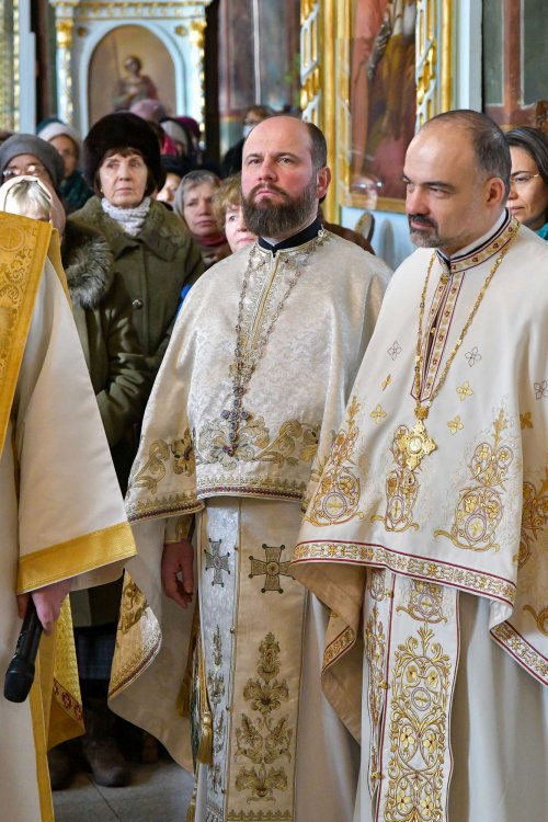 Înnoirea iconostasului Bisericii „Sfântul Vasile” din Ploiești Poza 243183