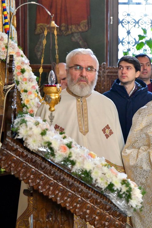 Înnoirea iconostasului Bisericii „Sfântul Vasile” din Ploiești Poza 243185