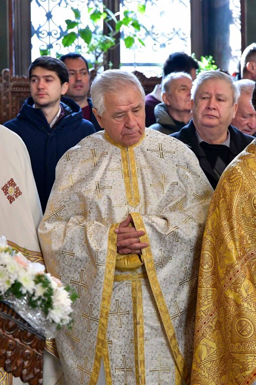 Înnoirea iconostasului Bisericii „Sfântul Vasile” din Ploiești Poza 243186