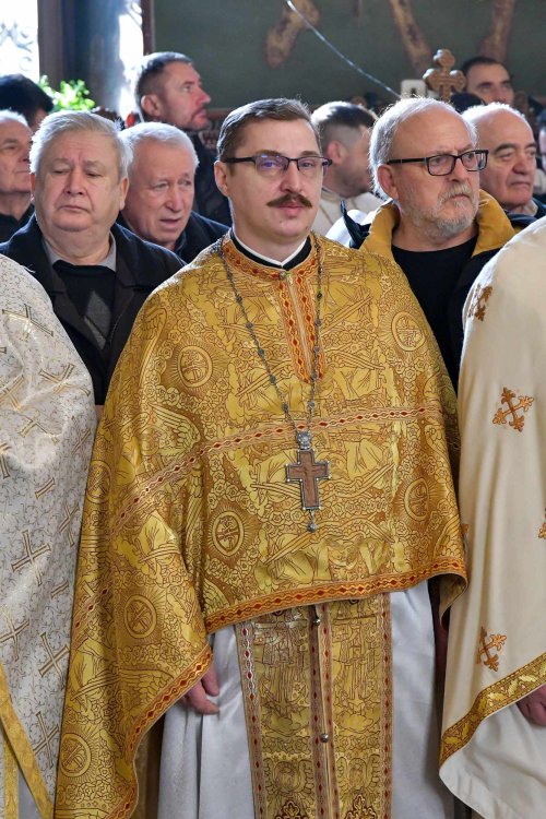 Înnoirea iconostasului Bisericii „Sfântul Vasile” din Ploiești Poza 243187