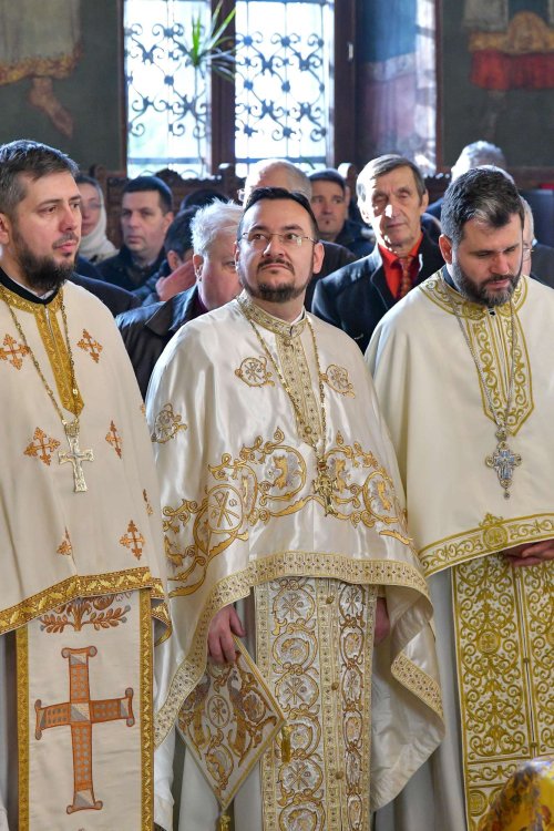 Înnoirea iconostasului Bisericii „Sfântul Vasile” din Ploiești Poza 243188