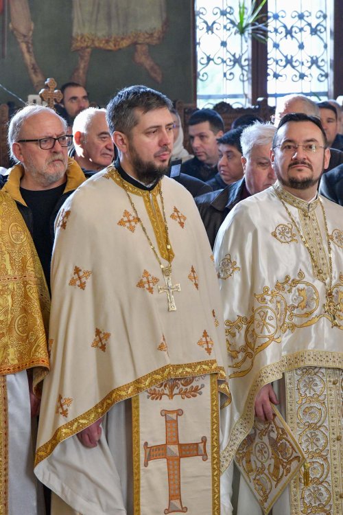 Înnoirea iconostasului Bisericii „Sfântul Vasile” din Ploiești Poza 243189