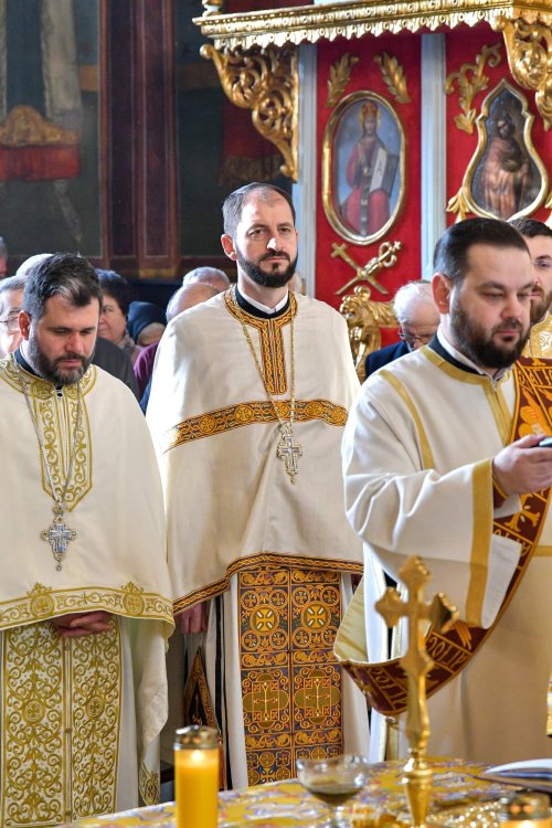 Înnoirea iconostasului Bisericii „Sfântul Vasile” din Ploiești Poza 243190