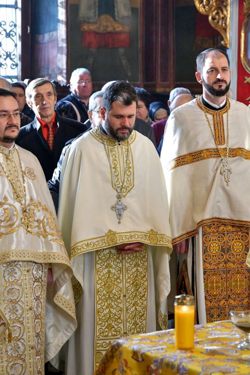 Înnoirea iconostasului Bisericii „Sfântul Vasile” din Ploiești Poza 243191