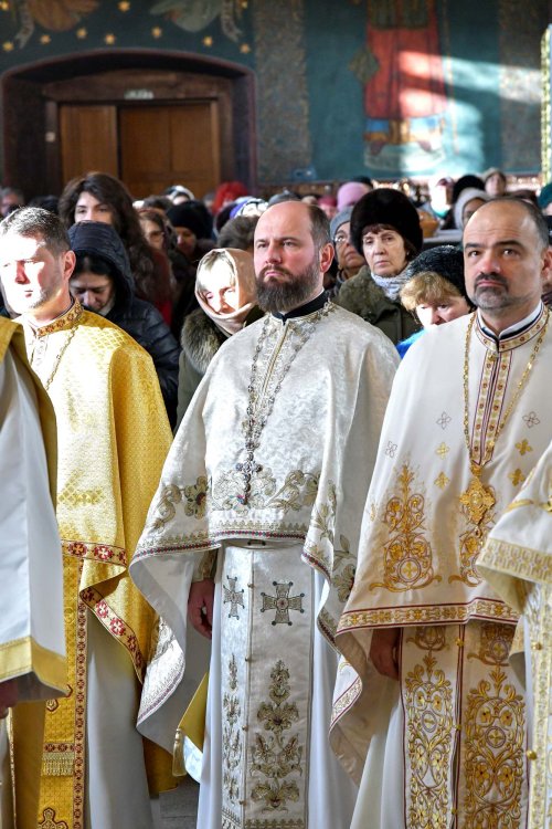Înnoirea iconostasului Bisericii „Sfântul Vasile” din Ploiești Poza 243192