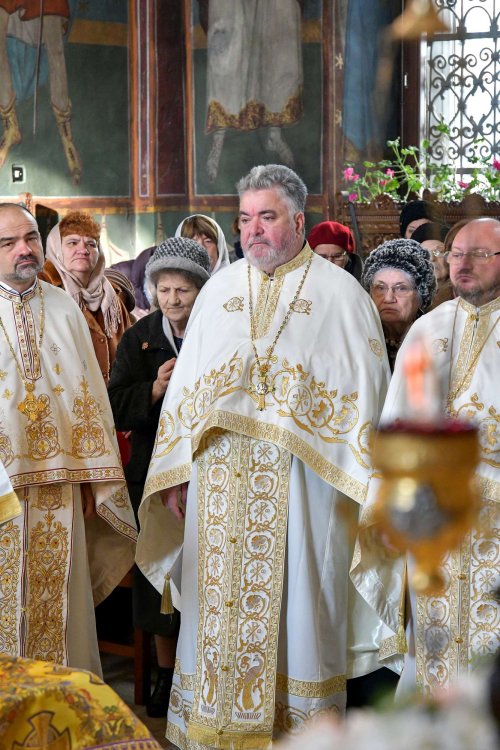 Înnoirea iconostasului Bisericii „Sfântul Vasile” din Ploiești Poza 243195