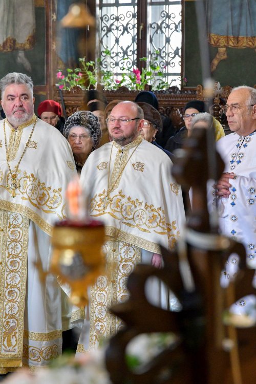 Înnoirea iconostasului Bisericii „Sfântul Vasile” din Ploiești Poza 243196