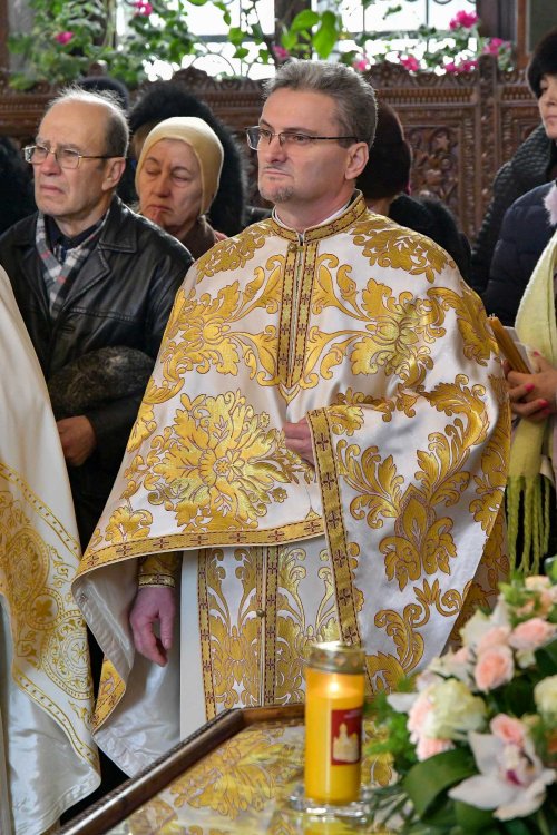 Înnoirea iconostasului Bisericii „Sfântul Vasile” din Ploiești Poza 243197