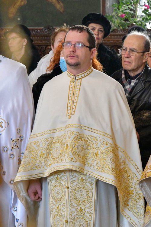 Înnoirea iconostasului Bisericii „Sfântul Vasile” din Ploiești Poza 243198