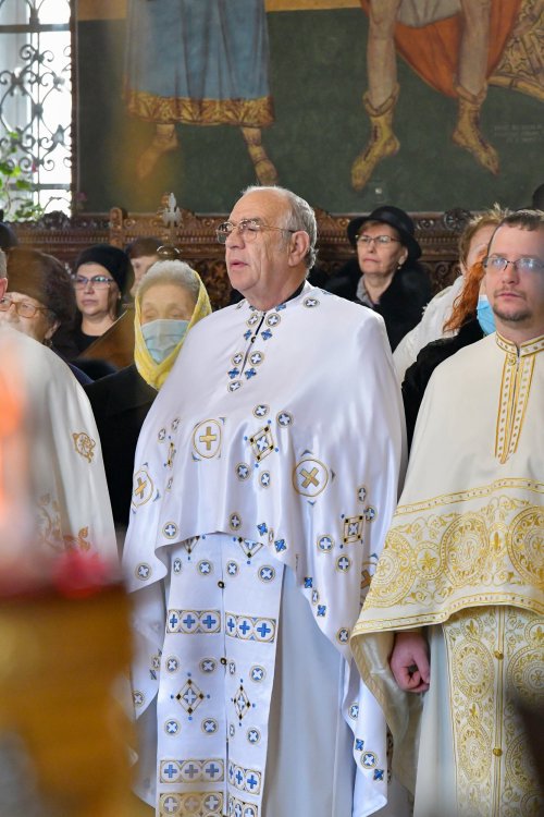 Înnoirea iconostasului Bisericii „Sfântul Vasile” din Ploiești Poza 243199