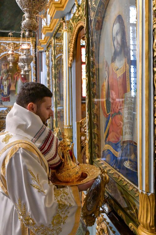Înnoirea iconostasului Bisericii „Sfântul Vasile” din Ploiești Poza 243210