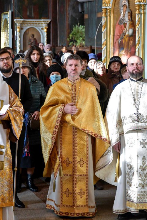 Înnoirea iconostasului Bisericii „Sfântul Vasile” din Ploiești Poza 243211