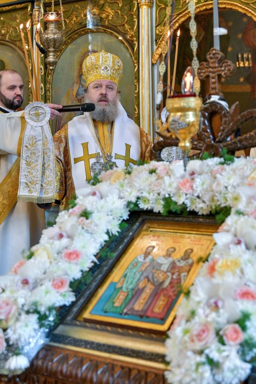 Înnoirea iconostasului Bisericii „Sfântul Vasile” din Ploiești Poza 243215