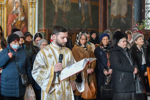 Înnoirea iconostasului Bisericii „Sfântul Vasile” din Ploiești Poza 243216