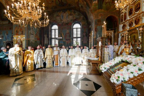 Înnoirea iconostasului Bisericii „Sfântul Vasile” din Ploiești Poza 243224