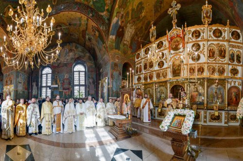 Înnoirea iconostasului Bisericii „Sfântul Vasile” din Ploiești Poza 243225