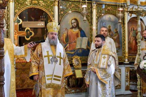 Înnoirea iconostasului Bisericii „Sfântul Vasile” din Ploiești Poza 243229