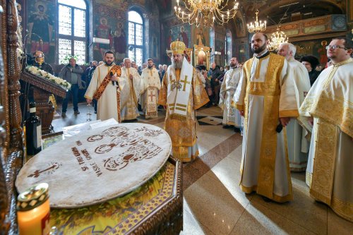 Înnoirea iconostasului Bisericii „Sfântul Vasile” din Ploiești Poza 243230