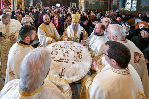 Înnoirea iconostasului Bisericii „Sfântul Vasile” din Ploiești Poza 243231
