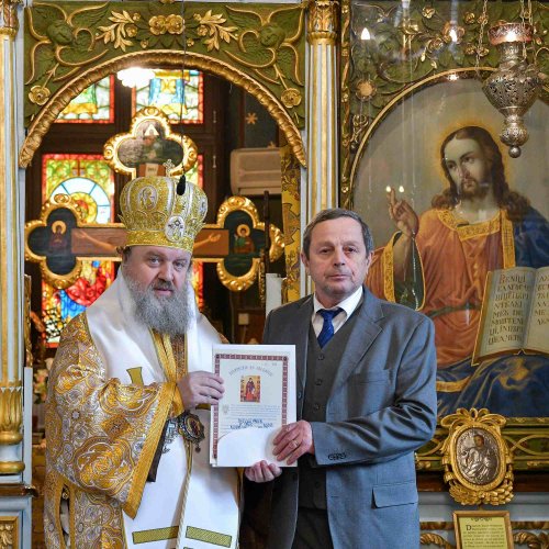 Înnoirea iconostasului Bisericii „Sfântul Vasile” din Ploiești Poza 243235