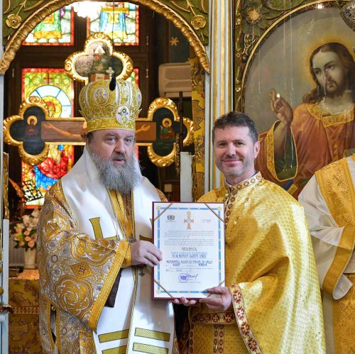 Înnoirea iconostasului Bisericii „Sfântul Vasile” din Ploiești Poza 243238