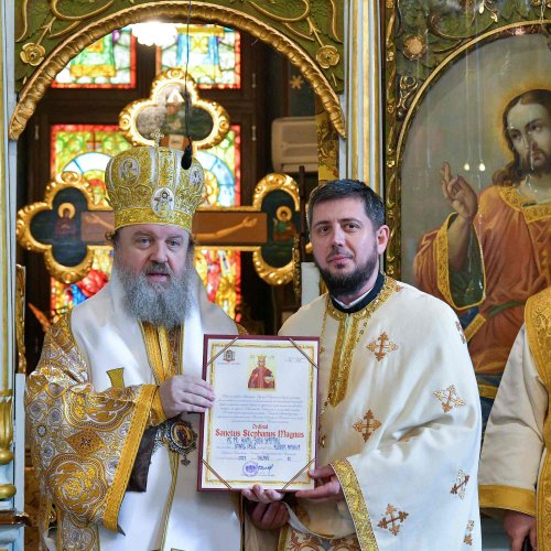 Înnoirea iconostasului Bisericii „Sfântul Vasile” din Ploiești Poza 243239