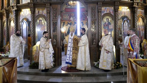Liturghie arhierească în Biserica „Sfinții Trei Ierarhi” din Brașov Poza 242980