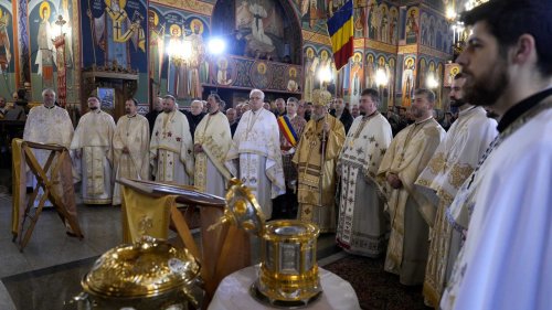 Liturghie arhierească în Biserica „Sfinții Trei Ierarhi” din Brașov Poza 242987
