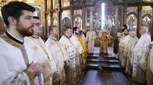 Liturghie arhierească în Biserica „Sfinții Trei Ierarhi” din Brașov Poza 242991