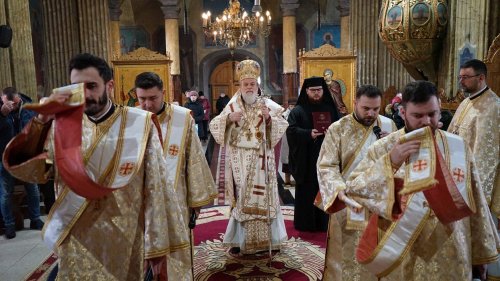 Sfinții Trei Ierarhi cinstiți la o mănăstire din Slobozia Poza 243253