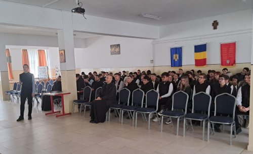 Sesiune anuală de comunicări științifice la Liceul Ortodox din Oradea Poza 243384