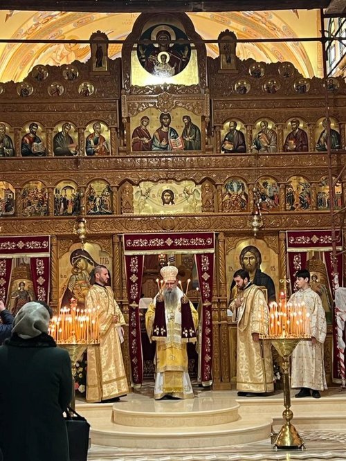 Sfinții Trei Ierarhi cinstiți de românii din Italia Poza 243568